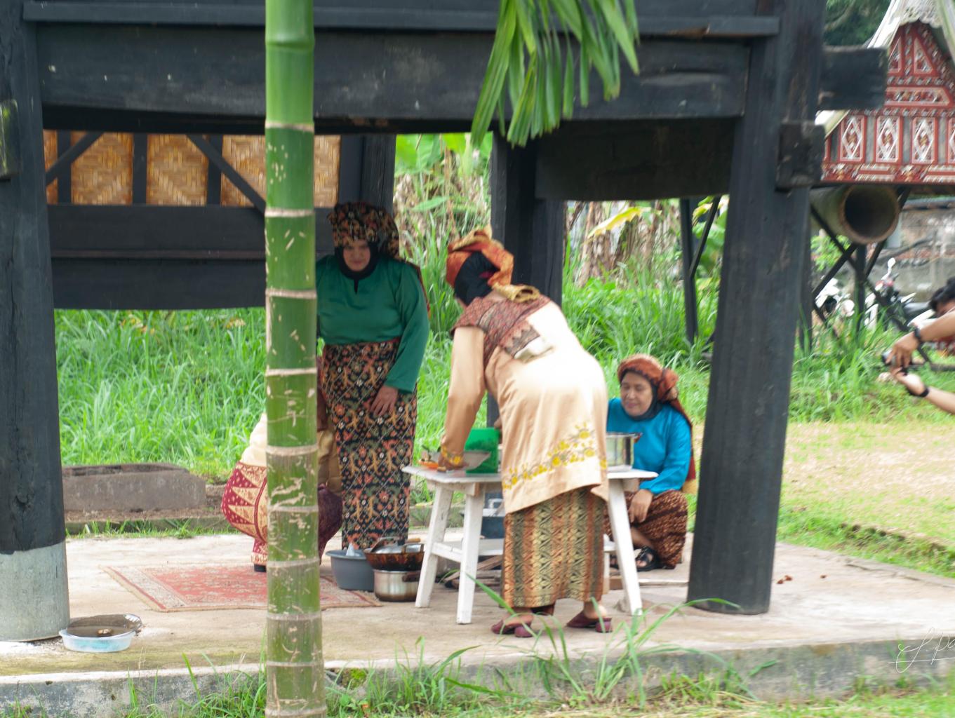 Kegiatan Memasak Rendang bersama kaum bu (Bundo Kanduang) untuk liputan 