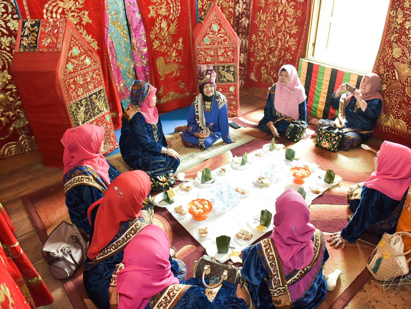 Kegiatan Makan Bajamba (Makan secara adat di rumah gadang salo) oleh kaum Bundo Kanduang