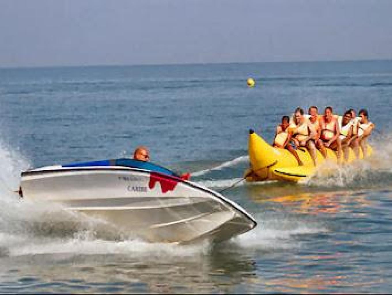 spebboat dan banana atraksi air