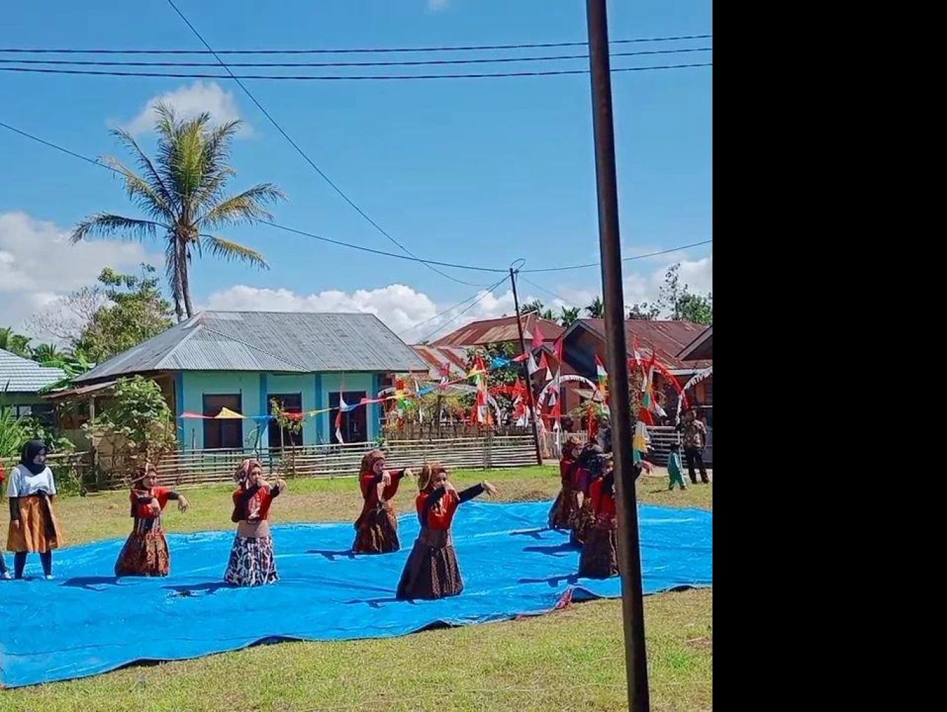 tari kreasi gadih buriang hatai