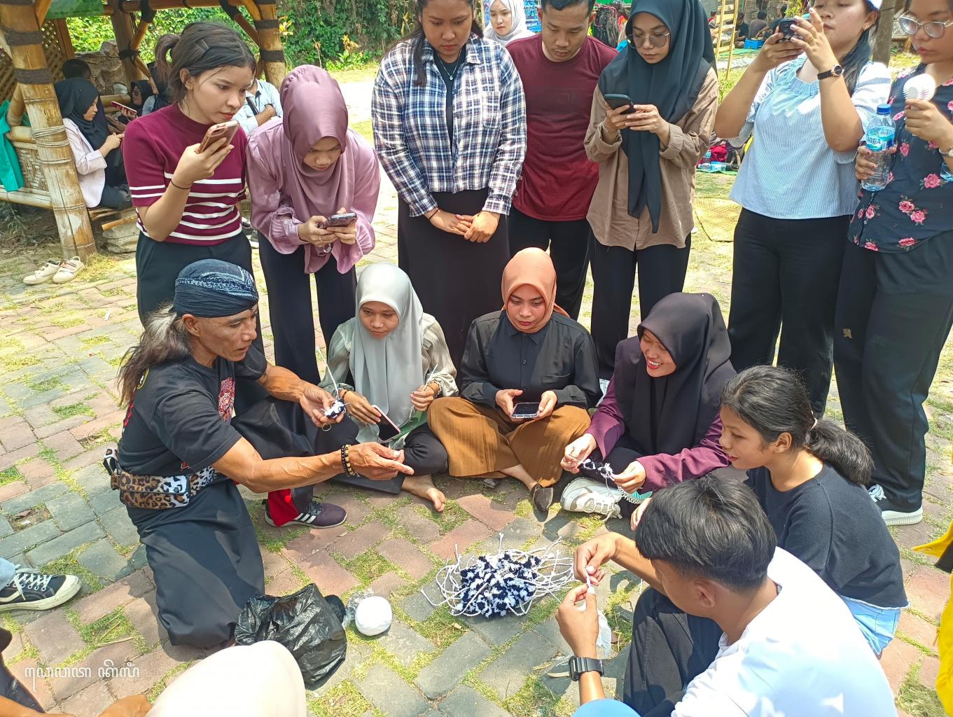 Edukasi Pembuatan kerajinan Pecut / Gantungan kunci pecut