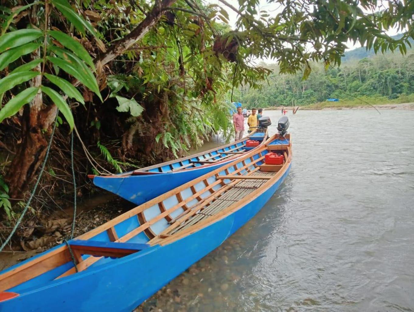 Menyusuri Sungai Dengan Perahu Sampan