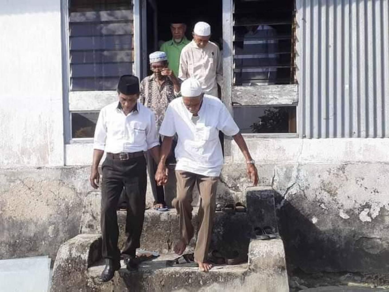 Saat Raja Atau Kepala Desa Keluar dari Rumah Raja untuk dilantik secara administrasisi