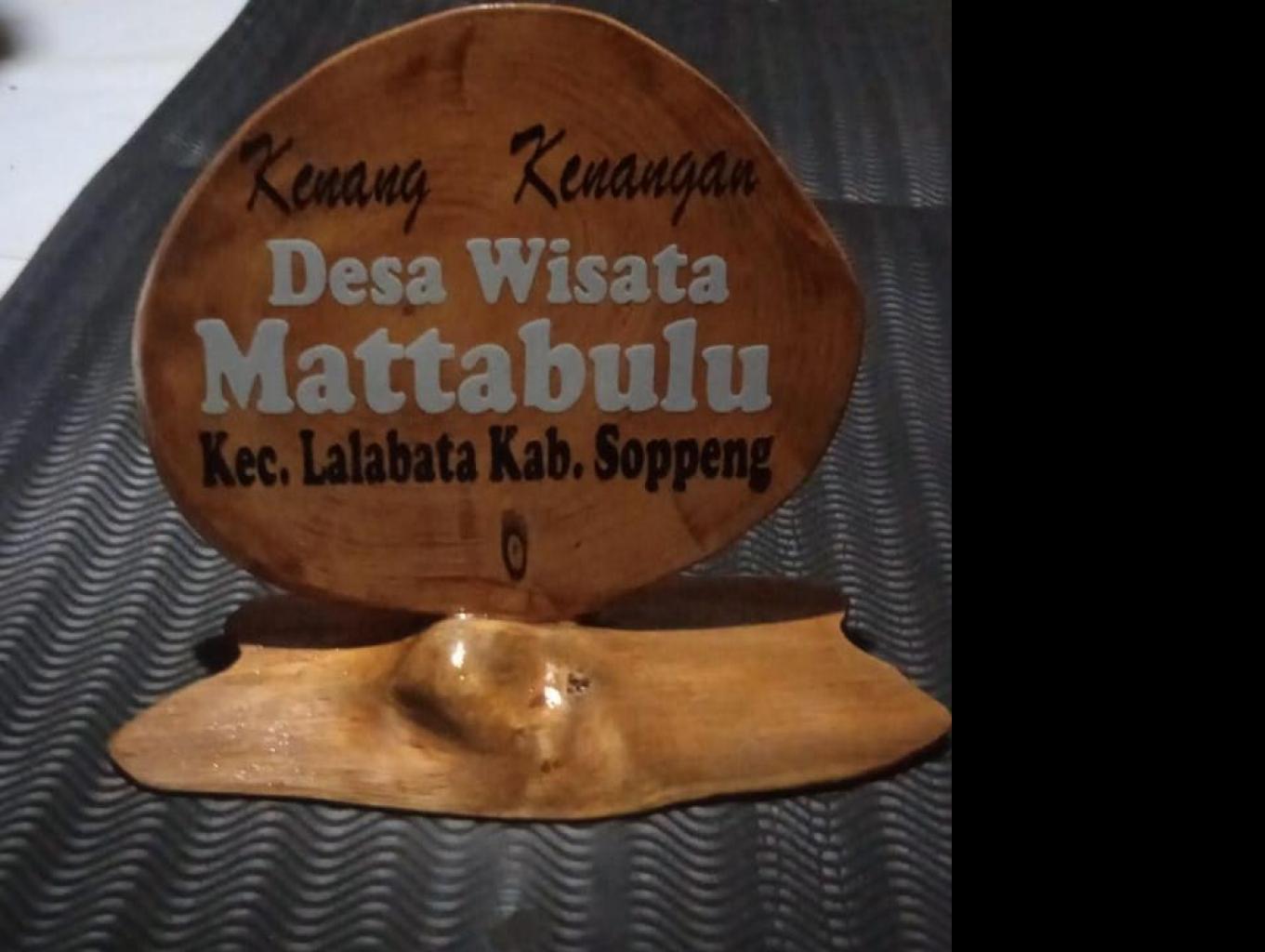 Plakat/piala dari kayu