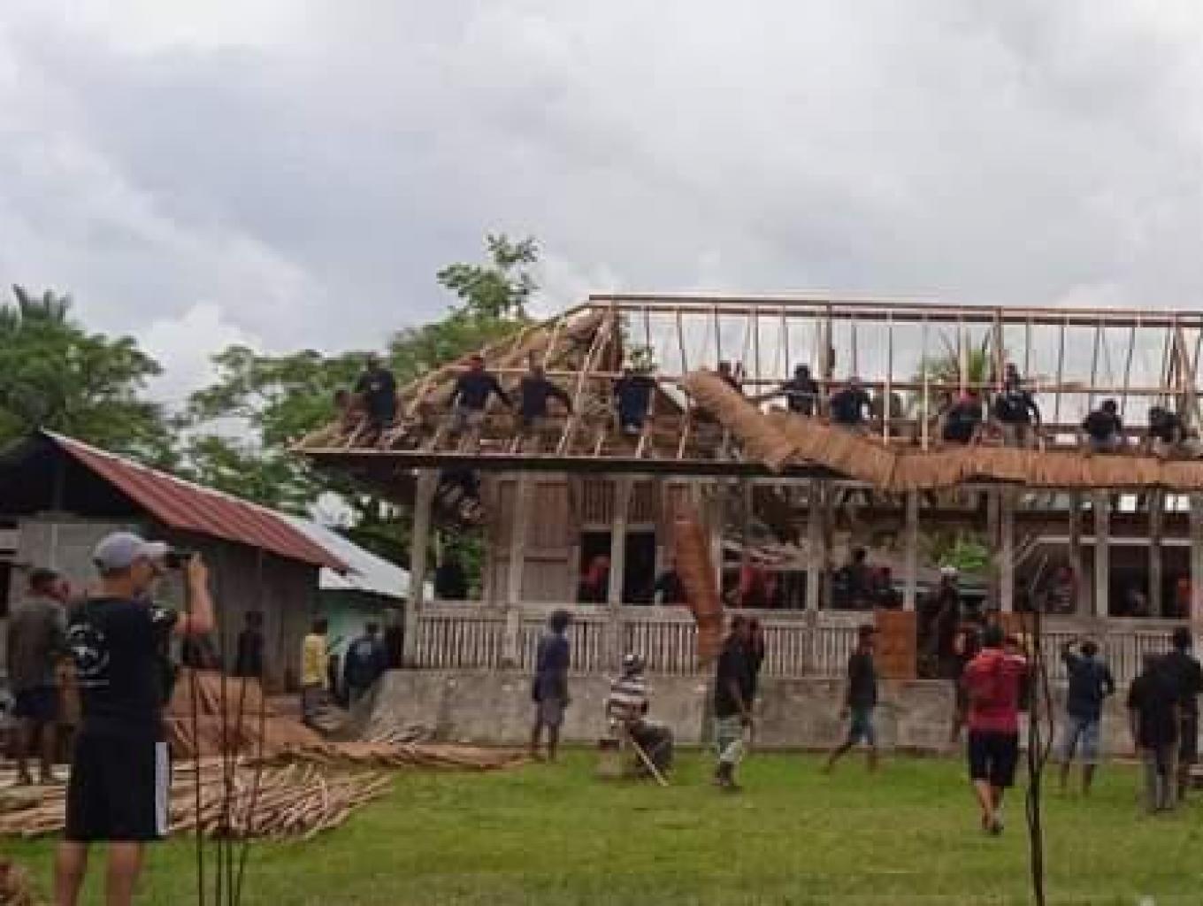 Tradisi Tutup Atap Baileo (LEKEWA)