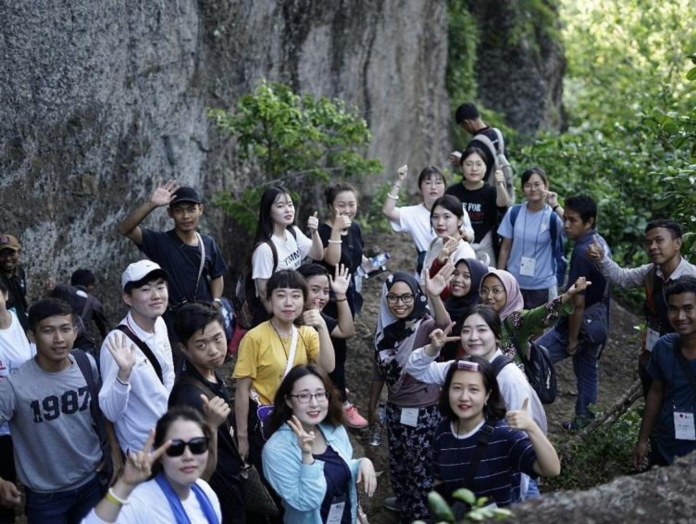 Treking Gunung Api Purba dengan Pemandu