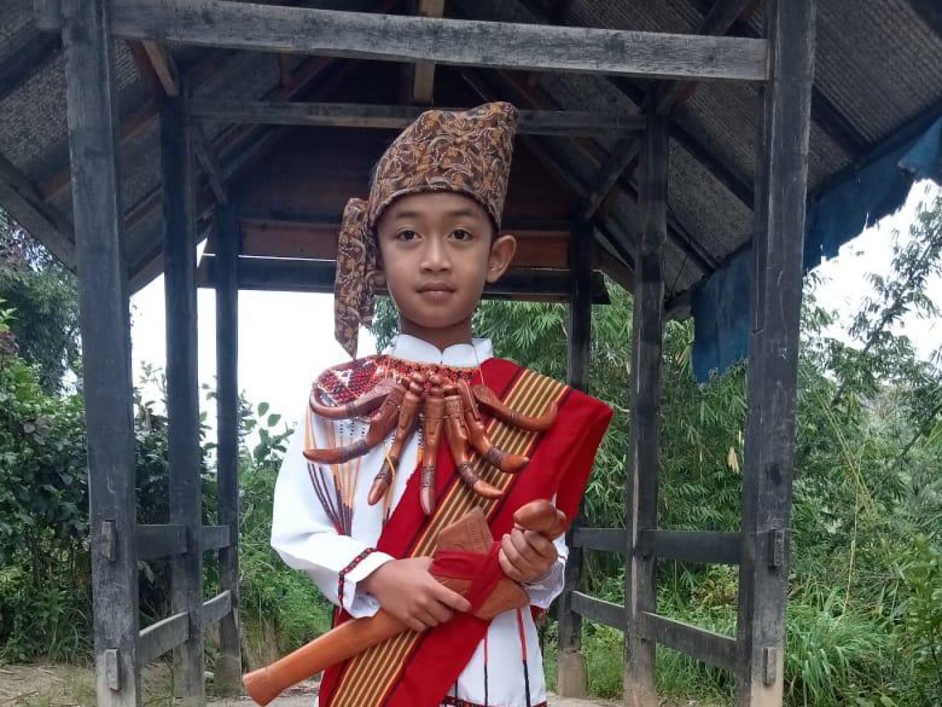 memperkenalkan baju adat kepada generasi selanjutnya