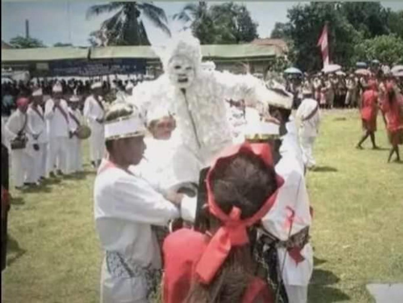 Tarian Adat Make Putih