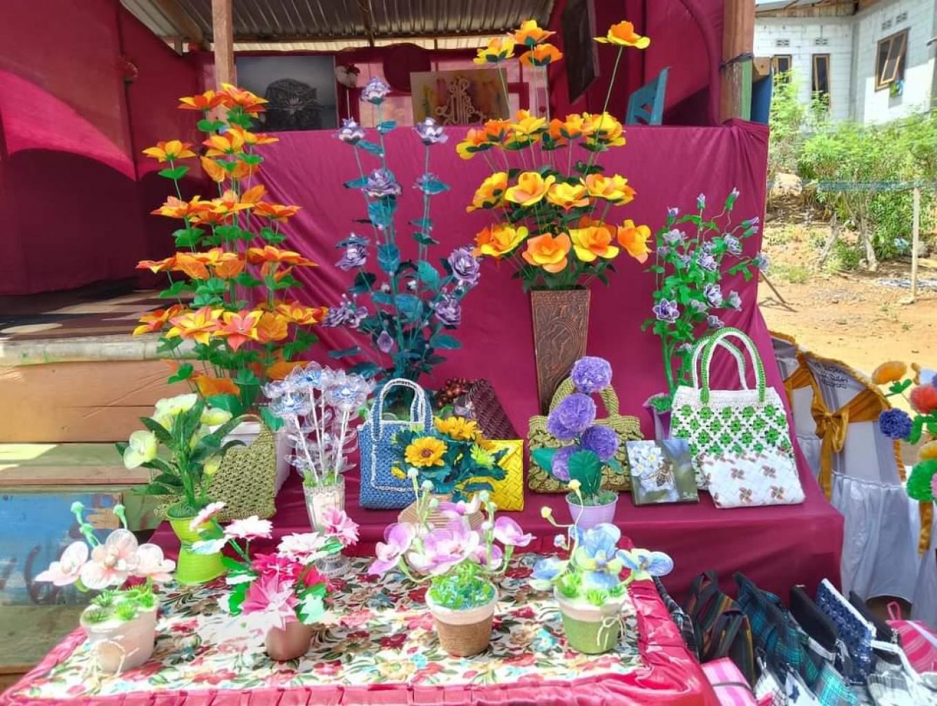 Bunga dari limbah sampah plastik, tudung saji tradisional, aquarium gabus, seni kaligrafi