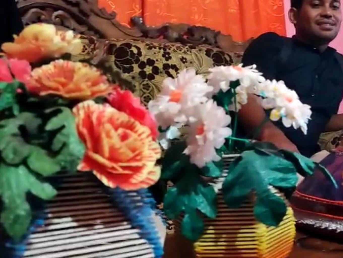 Bunga dari limbah sampah plastik, tudung saji tradisional, aquarium gabus, seni kaligrafi