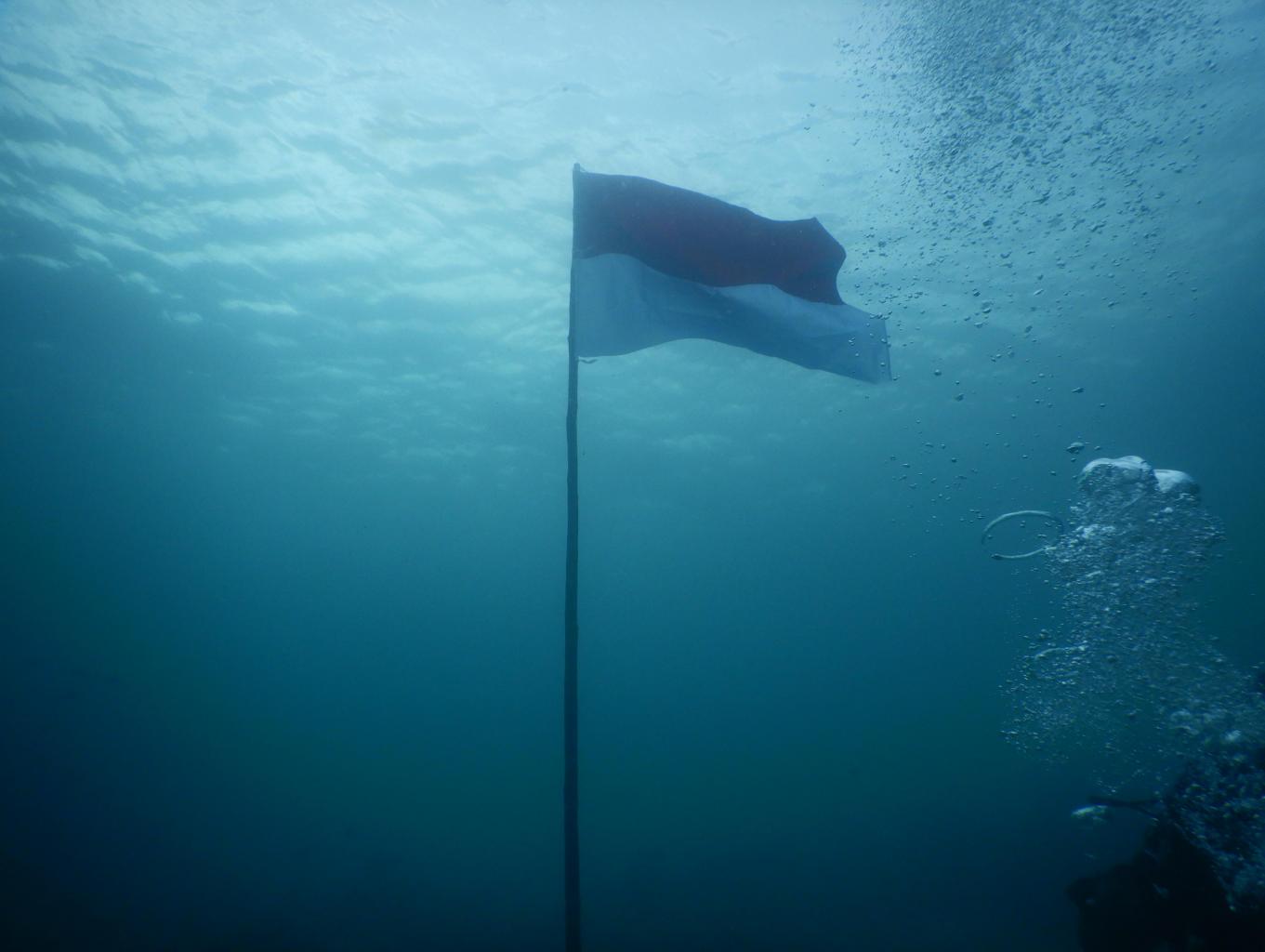 Upacara Bendera Bawah Air