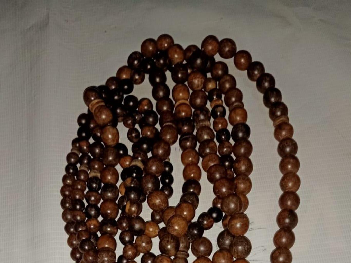 Pembuatan Aksesoris dari Kayu Gaharu 