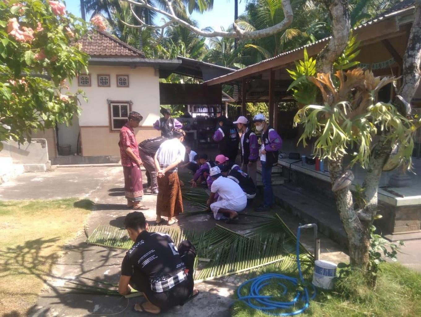 Wisata membuat anyaman dari daun kelapa atau disebut klangsah dalam budaya Bali.