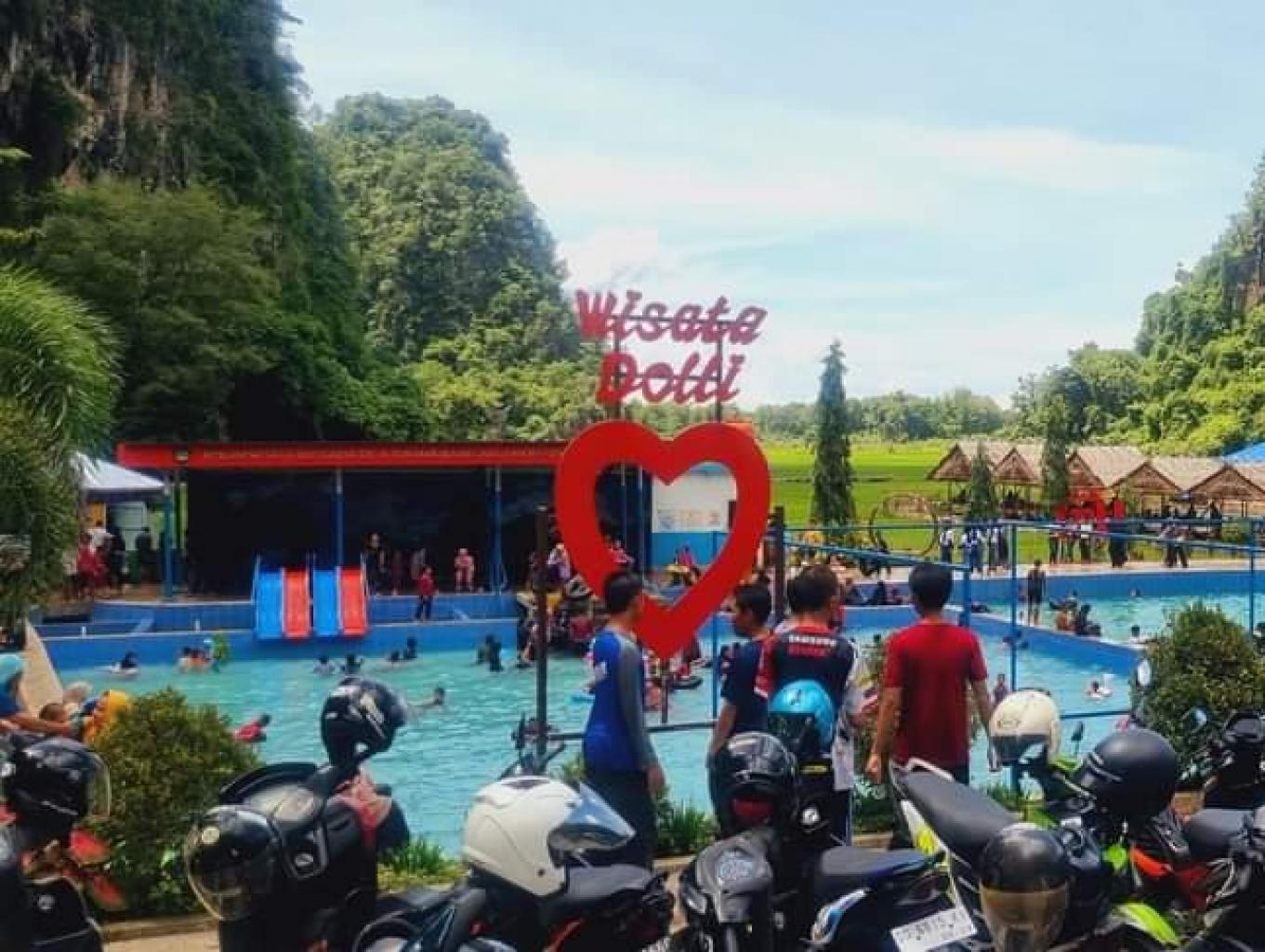 Suasana Kolam Renang yang ramai