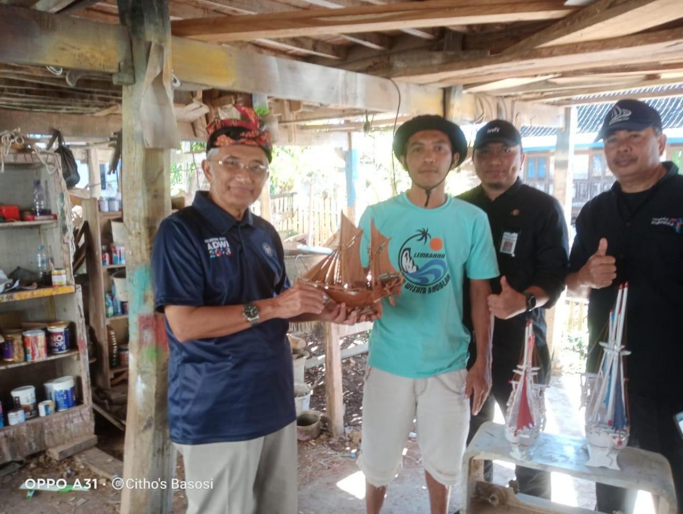 Pembuatan miniatur Pinisi