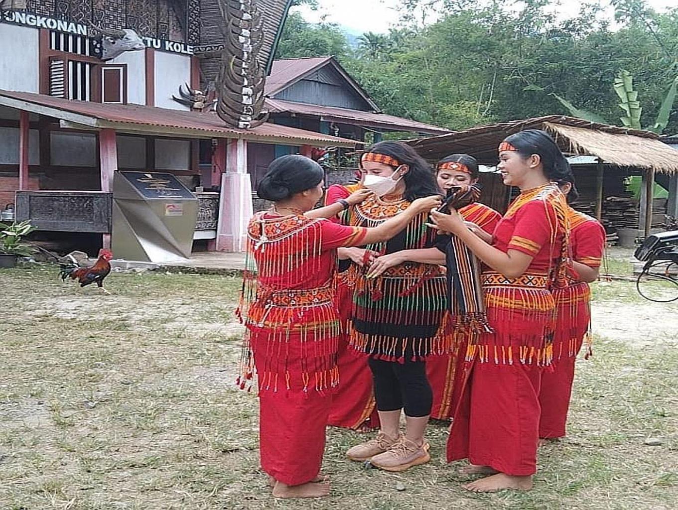 Belajar menari pa'gellu Toraja