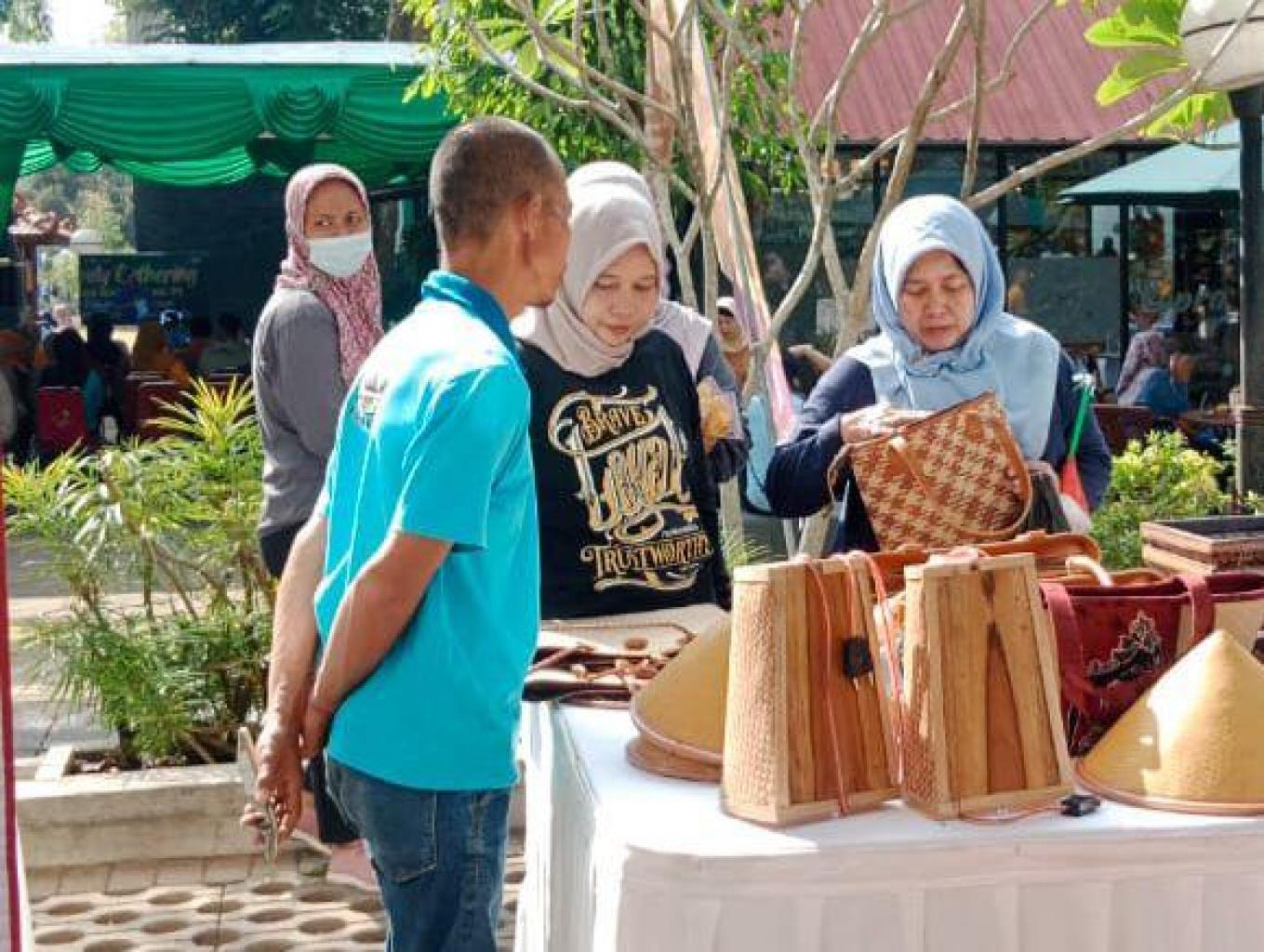 tas dan dompet dari anyaman bambu