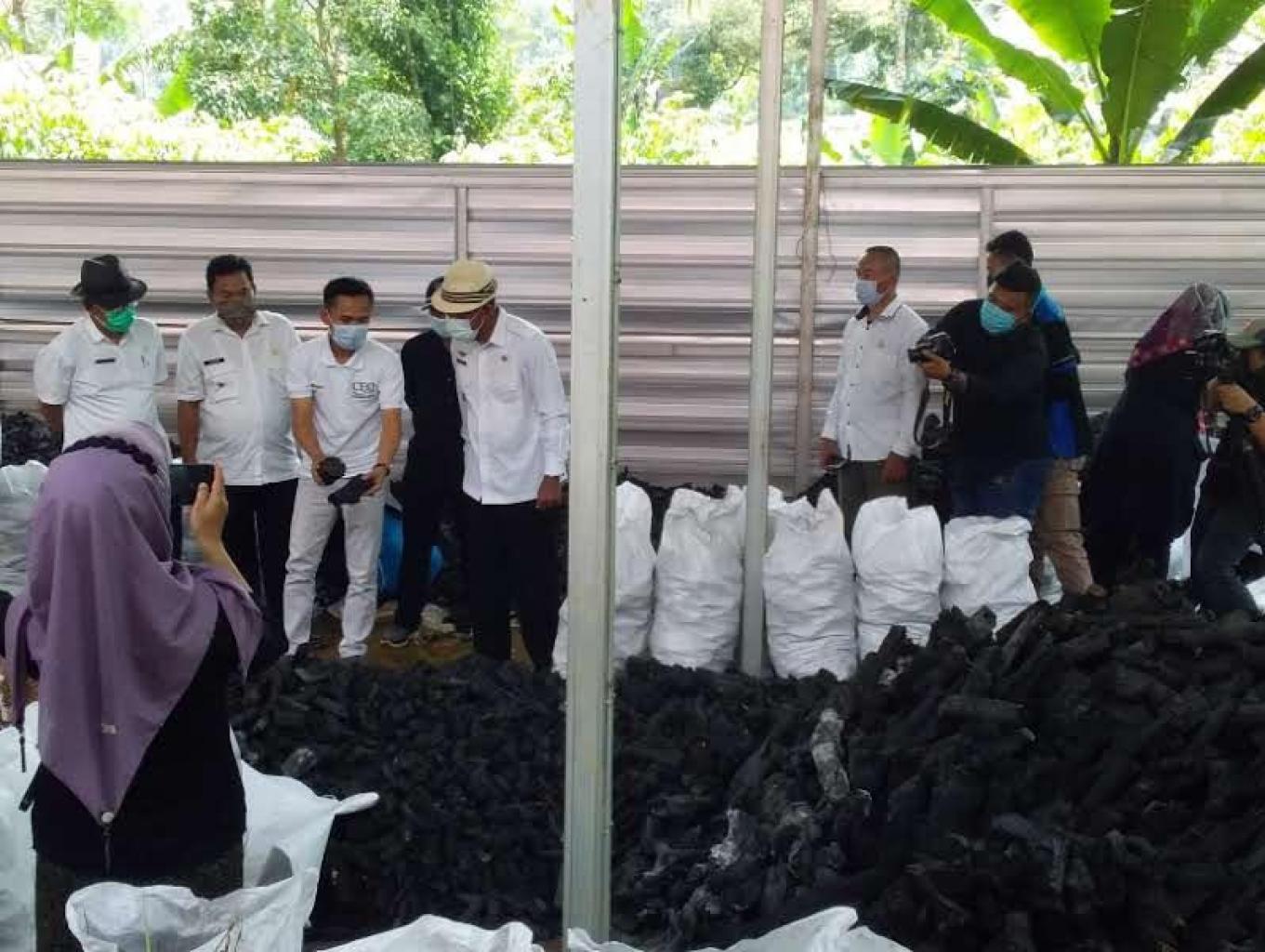 Pembuatan arang kayu