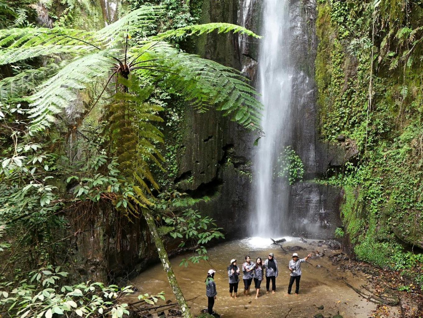 Tracking ke Air Terjun Bidadari 