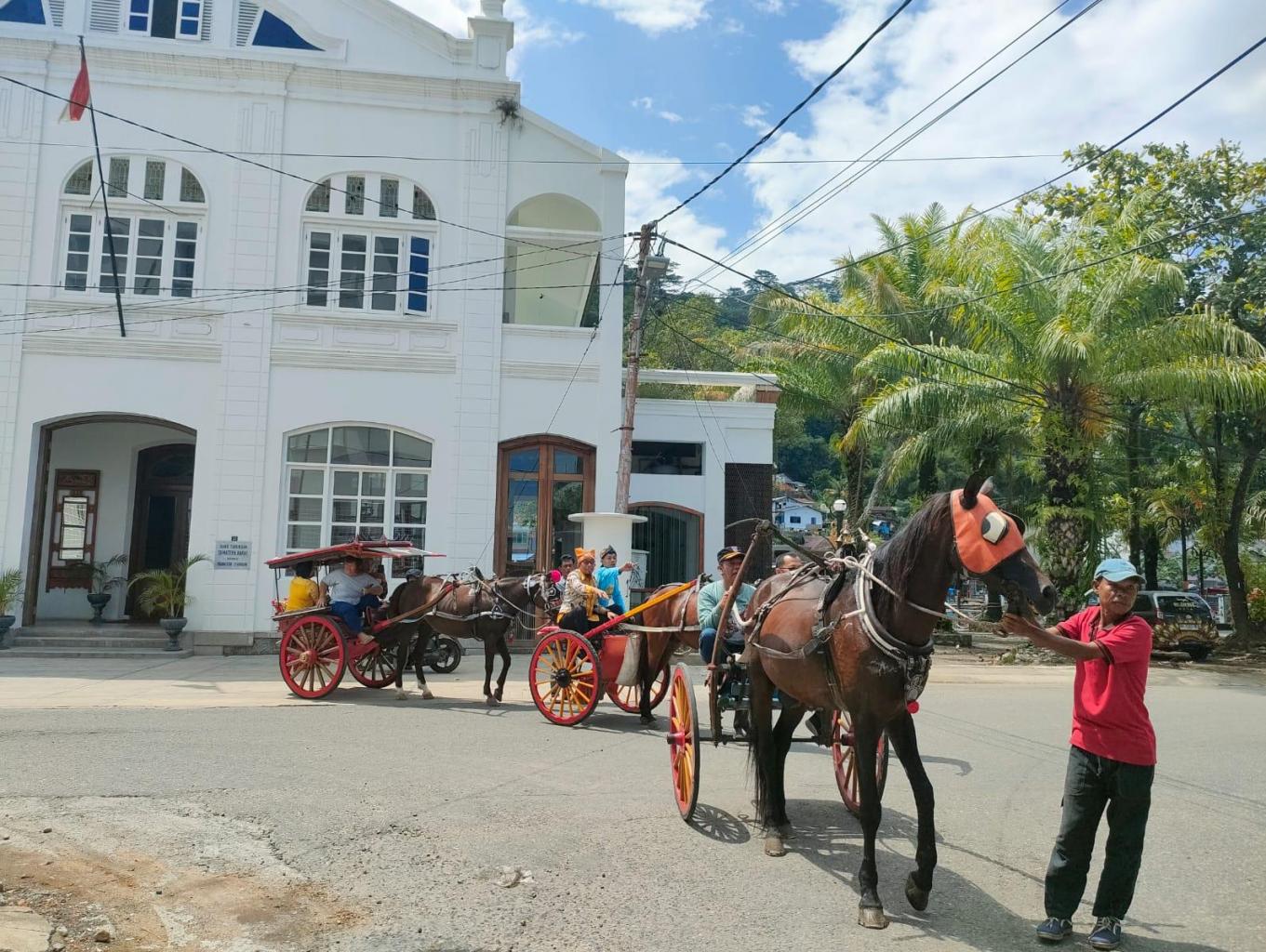 Babendi -Bendi Keliling Desa Wisata Cagar Budaya Kota Tua Batang Arau dan meyusuri pantai Padang