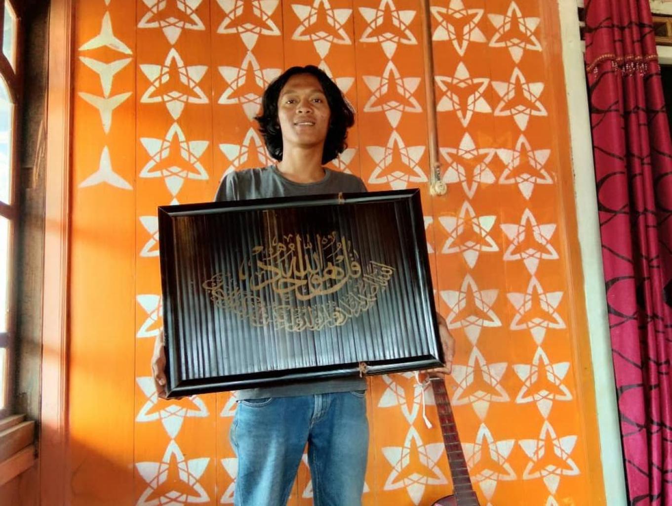 Ukiran Lukisan Wajah Dari Bambu Hitam