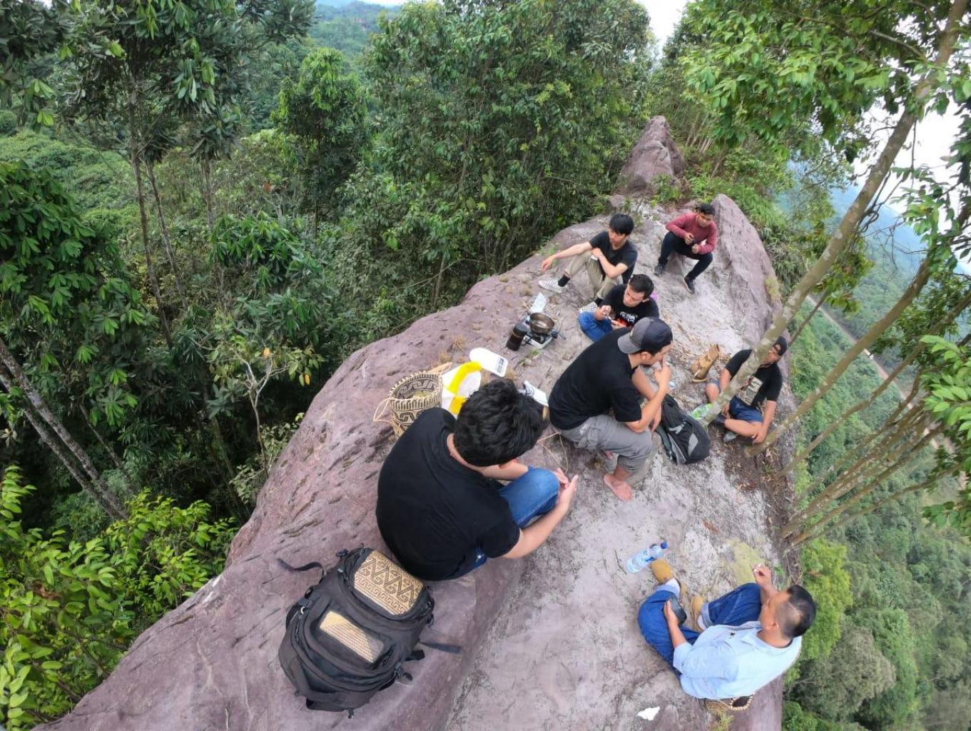 Wisata Alam Batu Dinding Tapa