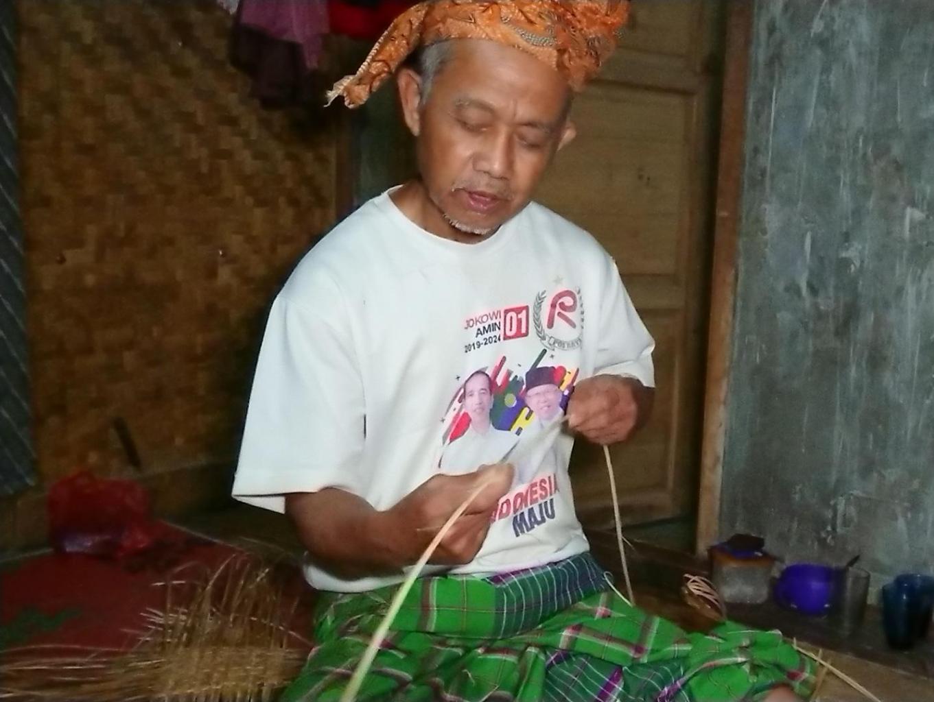 Menganyam Rotan