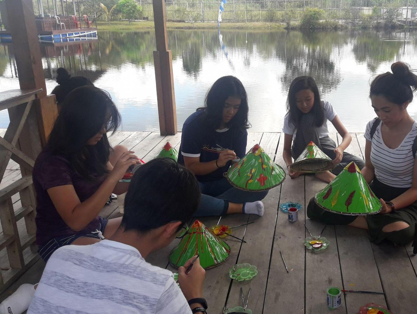 Aktifitas Belajar Melukis Caping