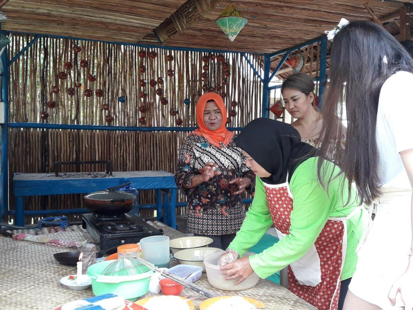 Membuat Kue Tradisional Belitung
