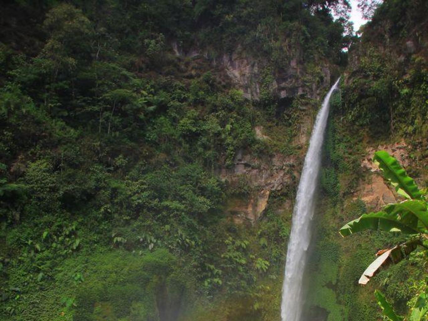 Wisata Air Terjun Pelangi