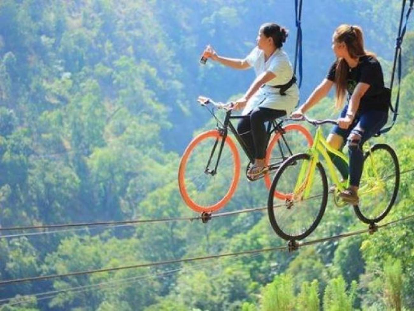 Atraksi Spotselfie Sepeda Terbang