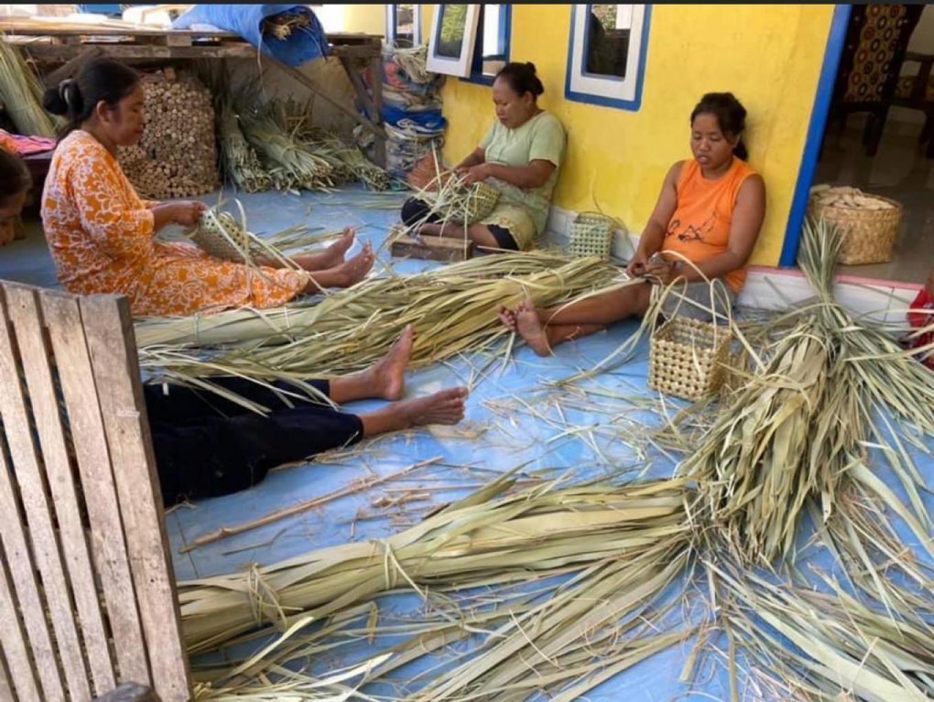 Pembuatan Kerajinan Lontar