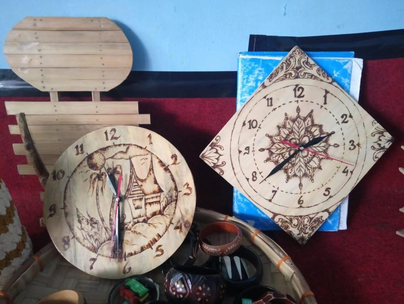 JAM KAYU UKIR
