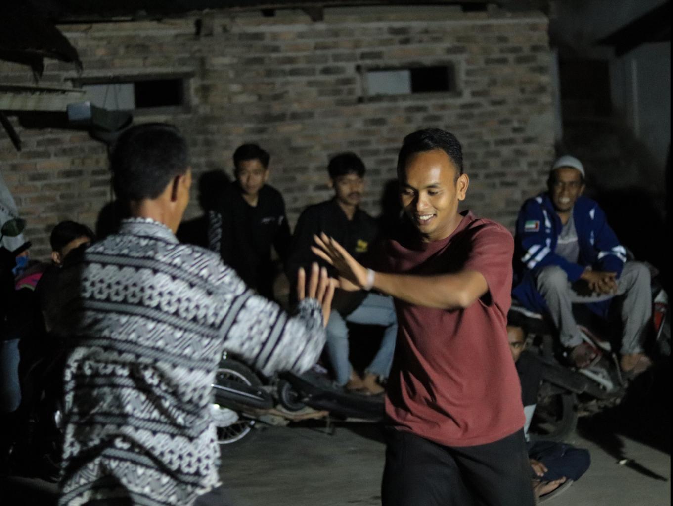 Mengikuti dan menyaksikan pertunjukan Randai