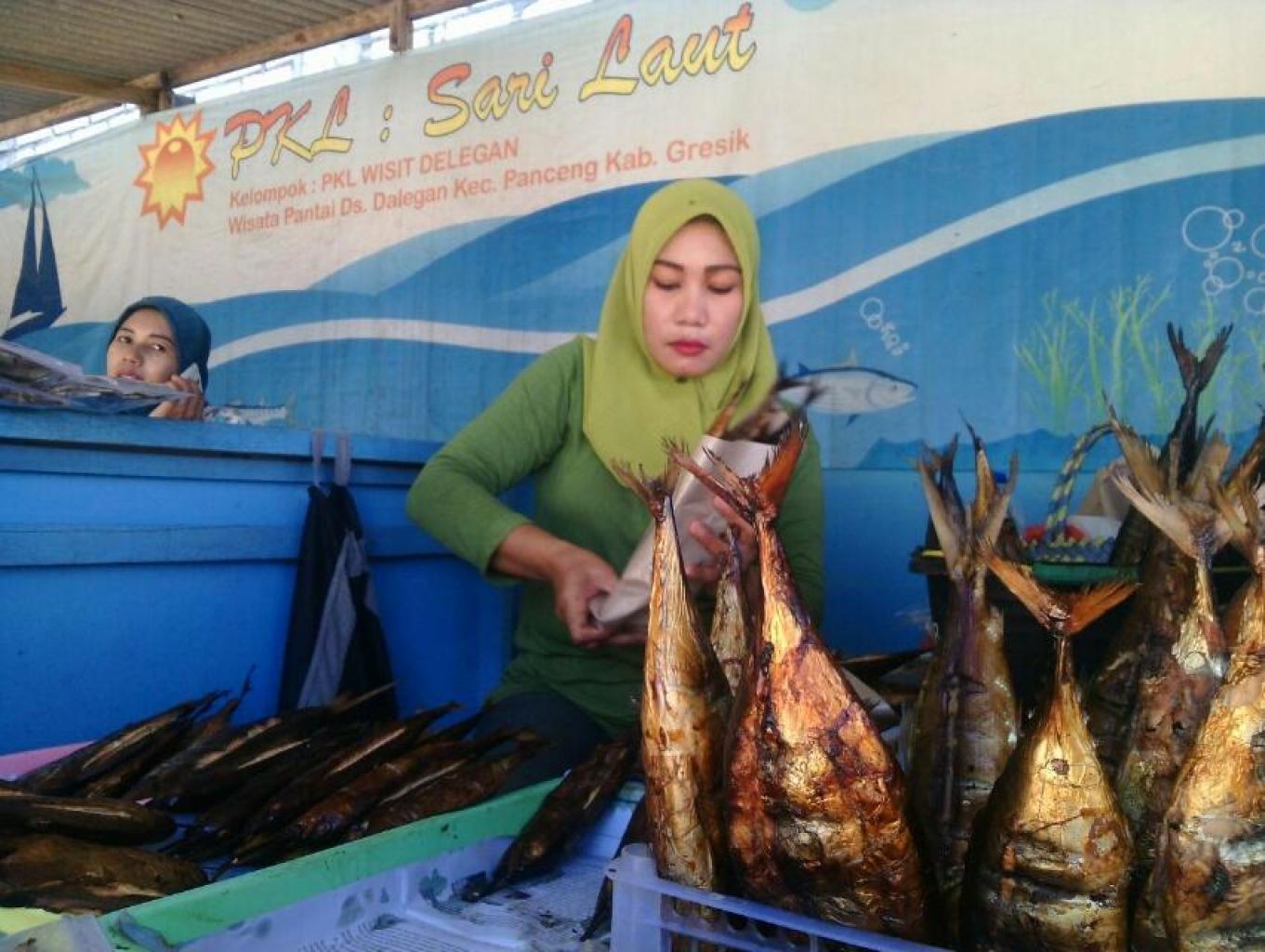 Ikan Asap Oleh Oleh Khas Wisata Pantai Dalegan
