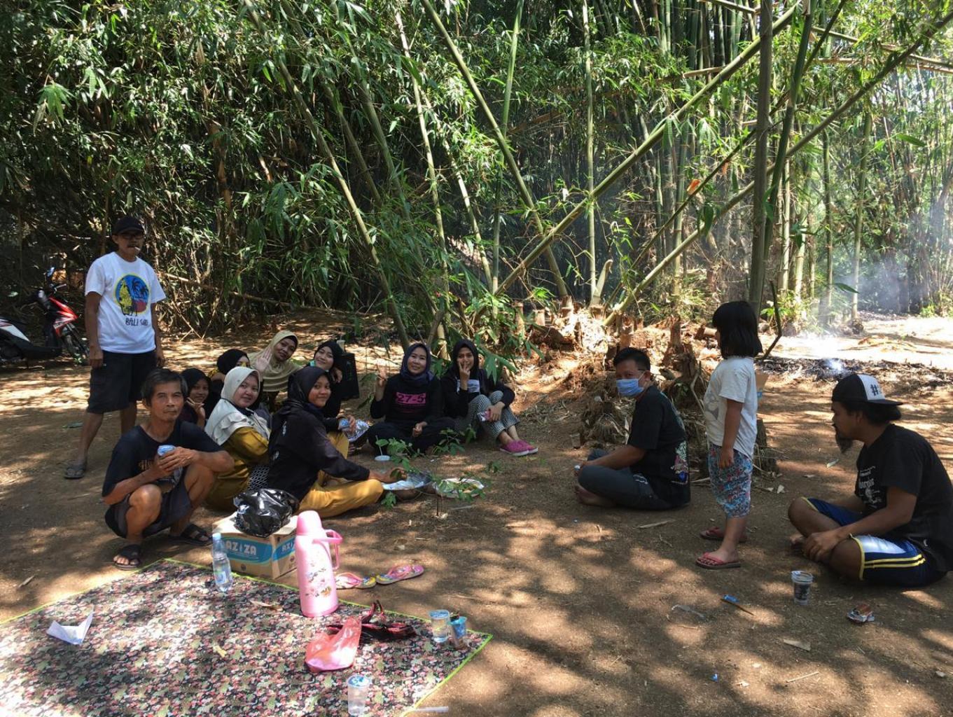 Kebun Bambu Tempat Buang Sampah Di Rubah Menjadi Taman Bermain Oleh Kaum Perempuan Milenial