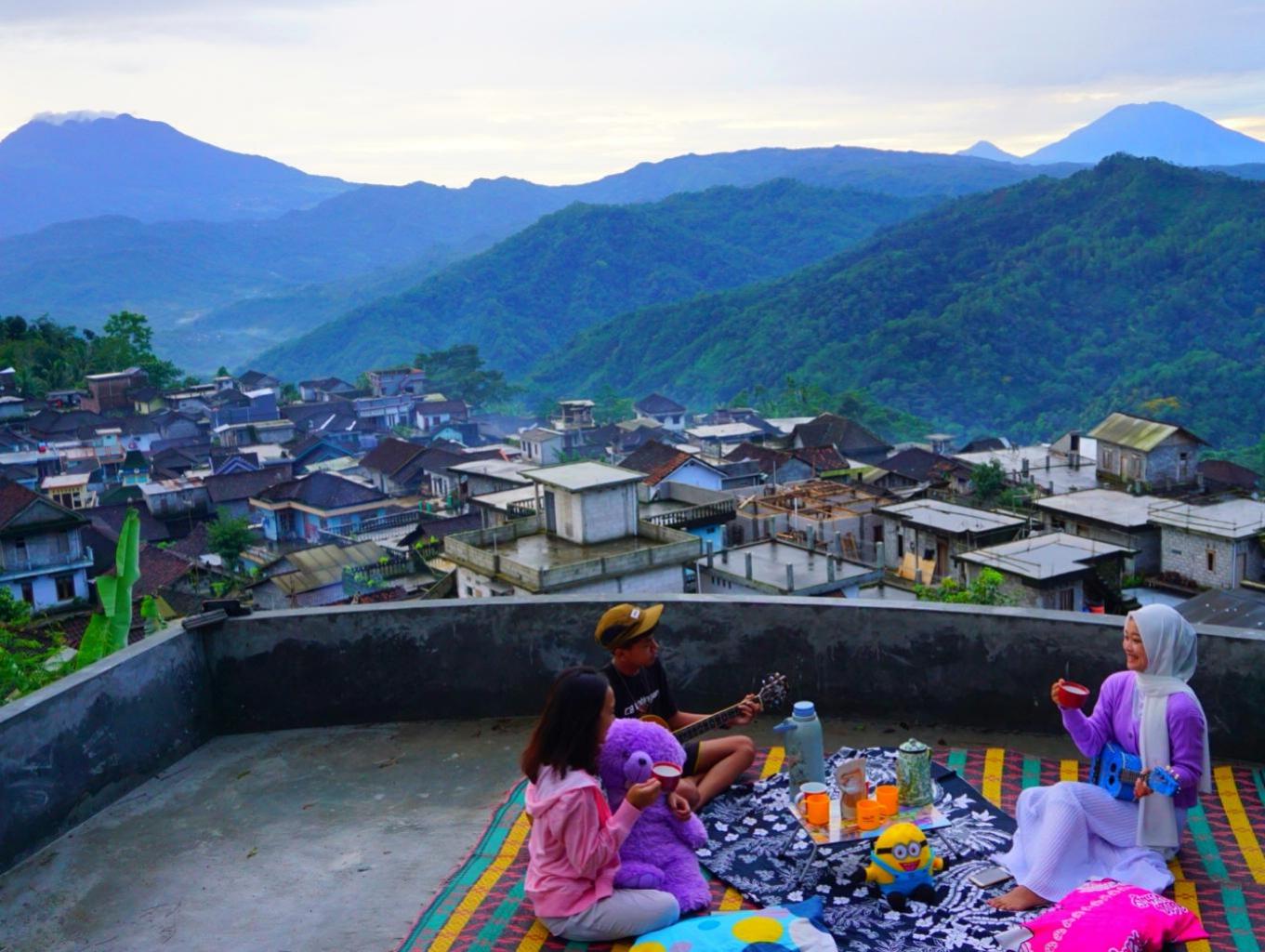Sunrise Picnic Diatas Awan