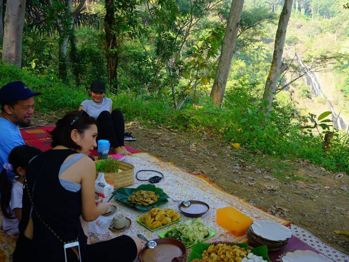 Lunch Picnic Didepan Air Terjun Curug Lawe Muncar Moncer