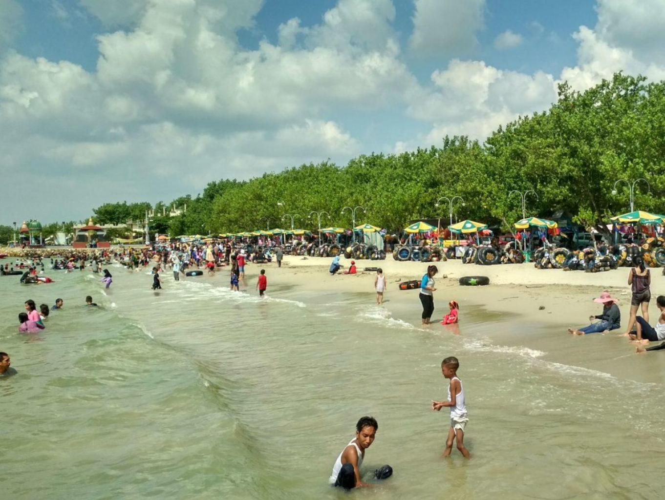 Pemandian Air Asin Alam Laut Tenang