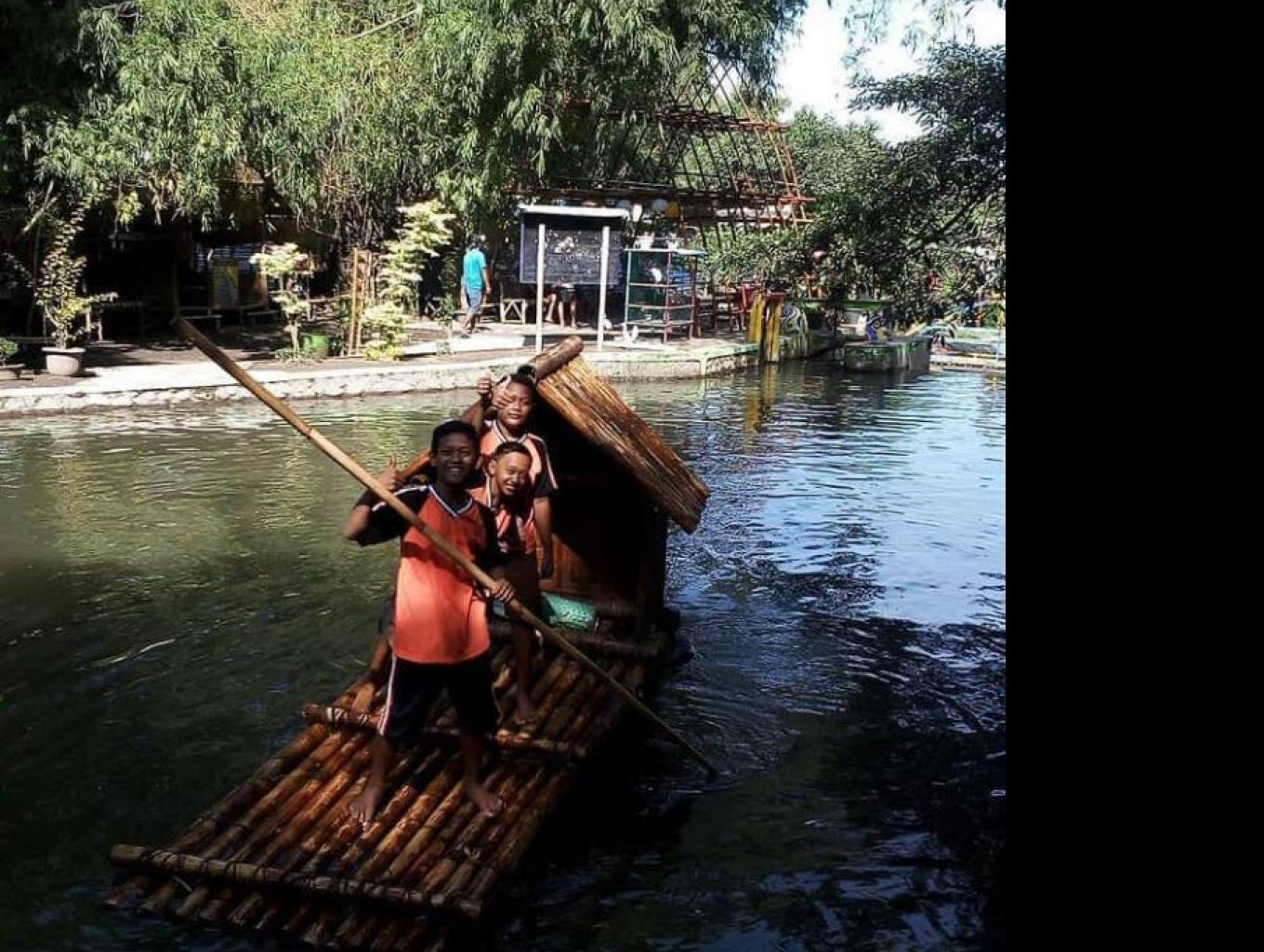 Menyusuri Sungai Dengan Rakit
