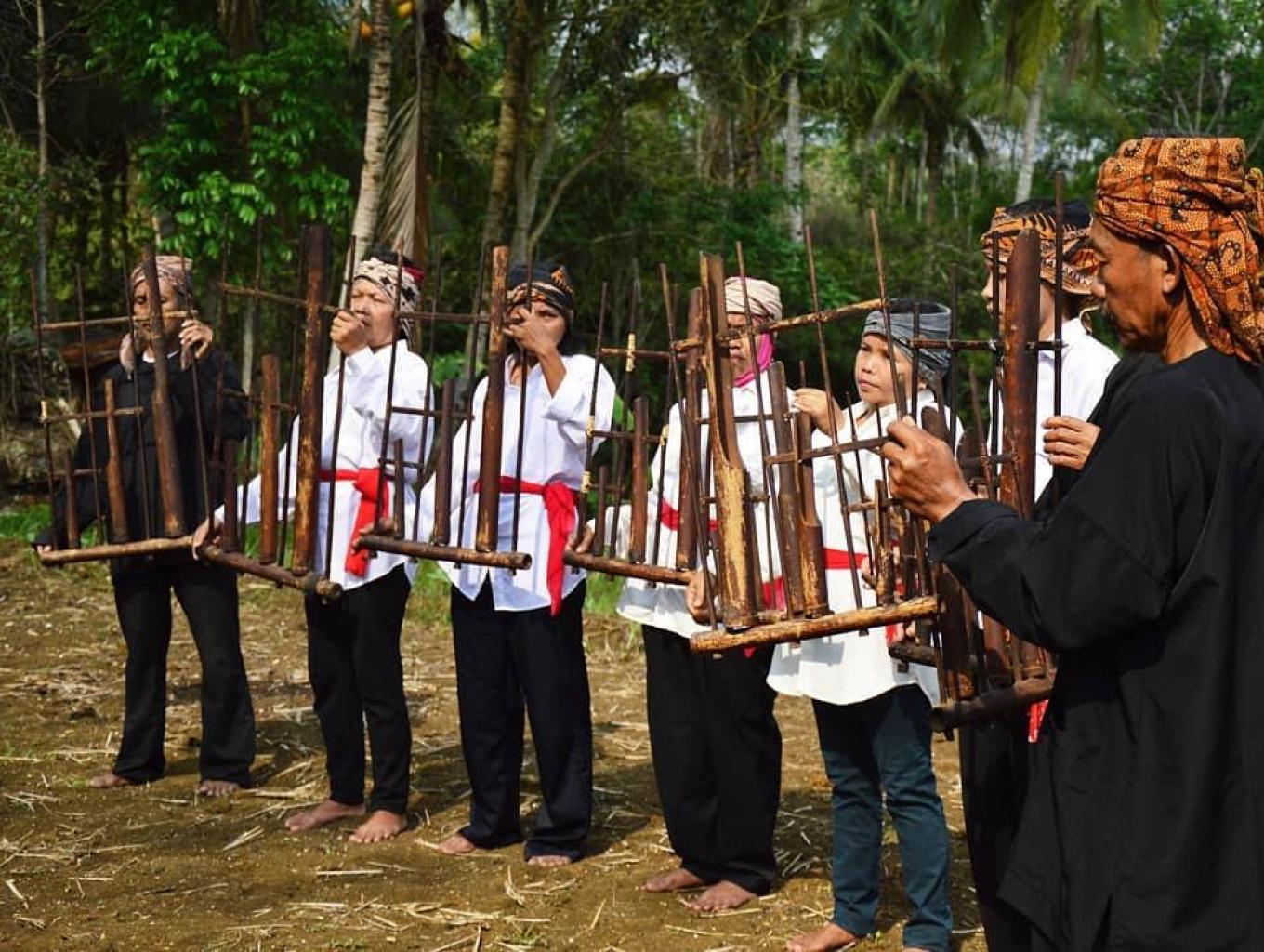 Kesenian Angklung