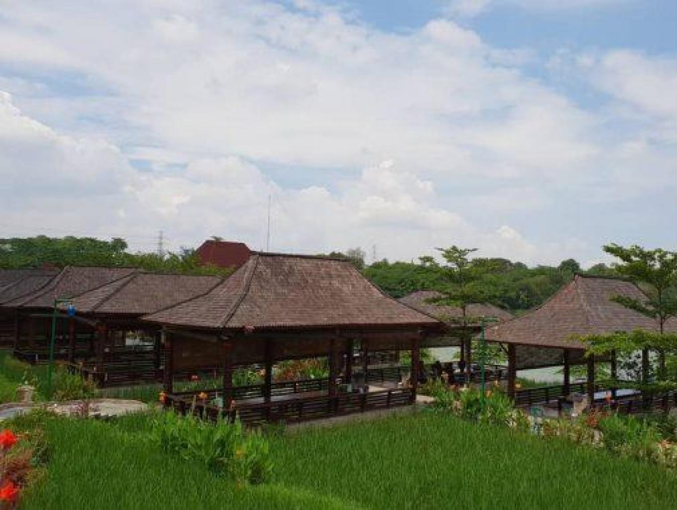 Area Kuliner Sunda Tepi Danau