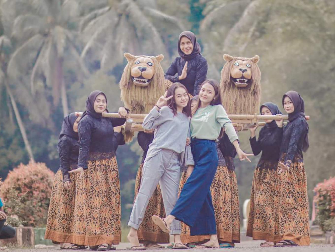 Gotong Singa, Singa Lugay (versi Wanita)