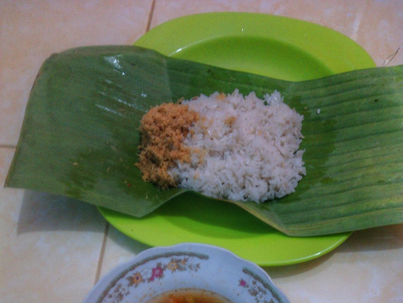 Nasi Kelapa Dan Ikan Bakar Colo-colo