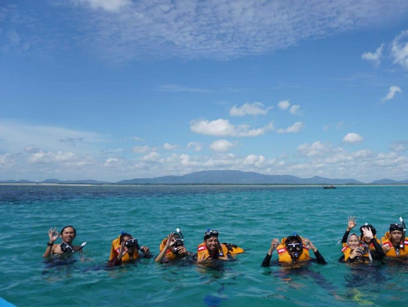 Wisata Pantai Dan Snorkeling Di Gusung Perlang