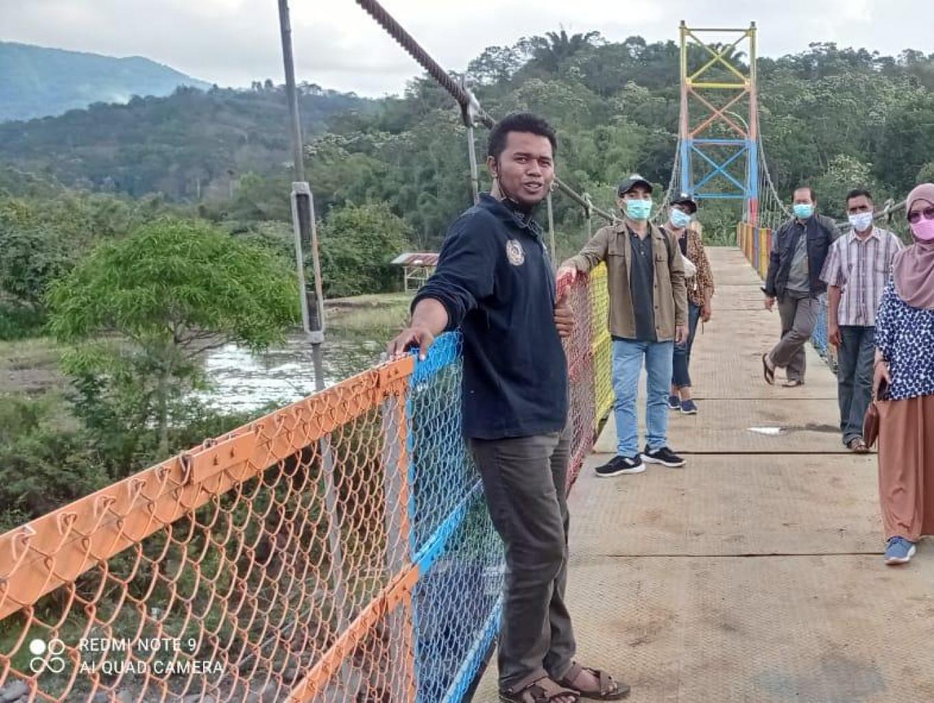 Selfie Di Jembatan Loworia