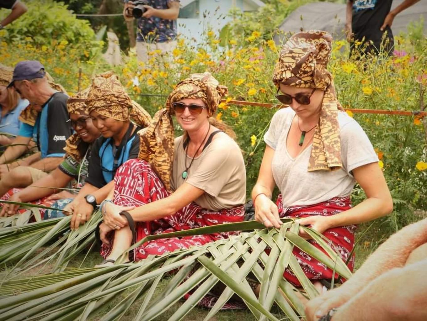 Pembuatan Anyaman Daun Kelapa