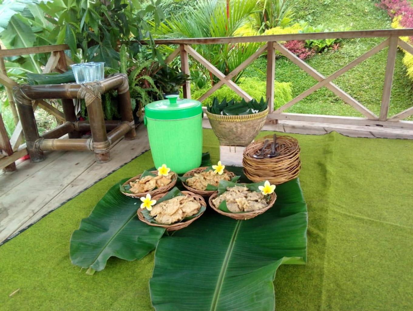 Makan Gecok Ayam Dan Mendoan