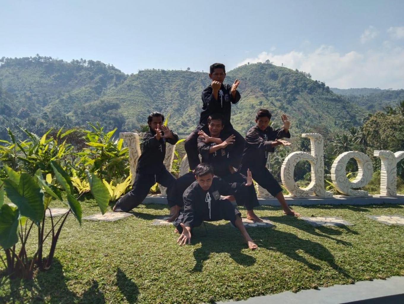 Atraksi Kuda Lumping Dan Pencak Silat