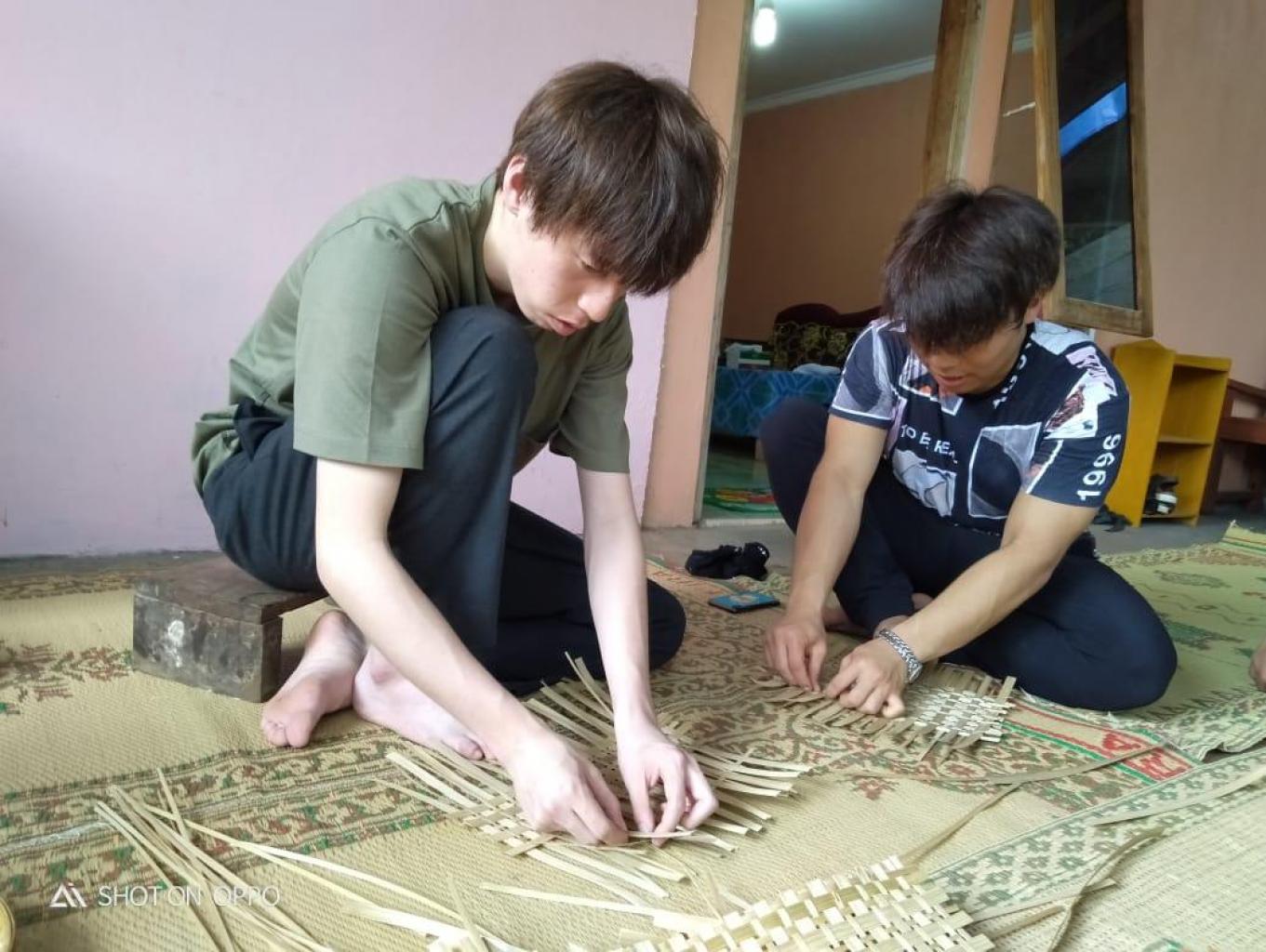 Belajar Menganyam Bambu